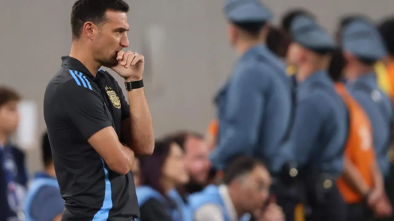 El seleccionador argentino, Lionel Scaloni (i), fue registrado este martes, 25 de junio, al observar el partido contra Chile valido por el grupo A de la Copa Am&eacute;rica, en el estadio MetLife Stadium de East Rutherford (Nueva Jersey, EE.UU.). EFE/Justin Lane