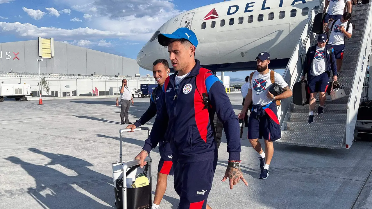 Fotograf&iacute;a cedida este martes, 25 de junio, por la Asociaci&oacute;n Paraguaya de F&uacute;tbol en la que se registr&oacute; la llegada de los integrantes de la selecci&oacute;n guaran&iacute; a Las Vegas (Nevada, EE.UU.). EFE/Asociaci&oacute;n Paraguaya de F&uacute;tbol
