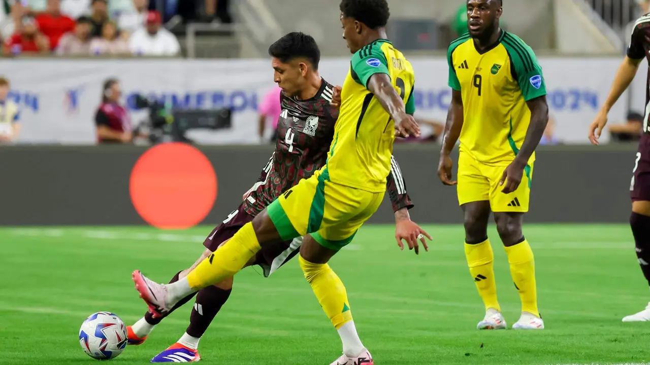 Imagen de archivo del mexicano Edson Alvarez en el partido de la Copa Am&eacute;rica contra Jamaica. EFE/EPA/LESLIE PLAZA JOHNSON
