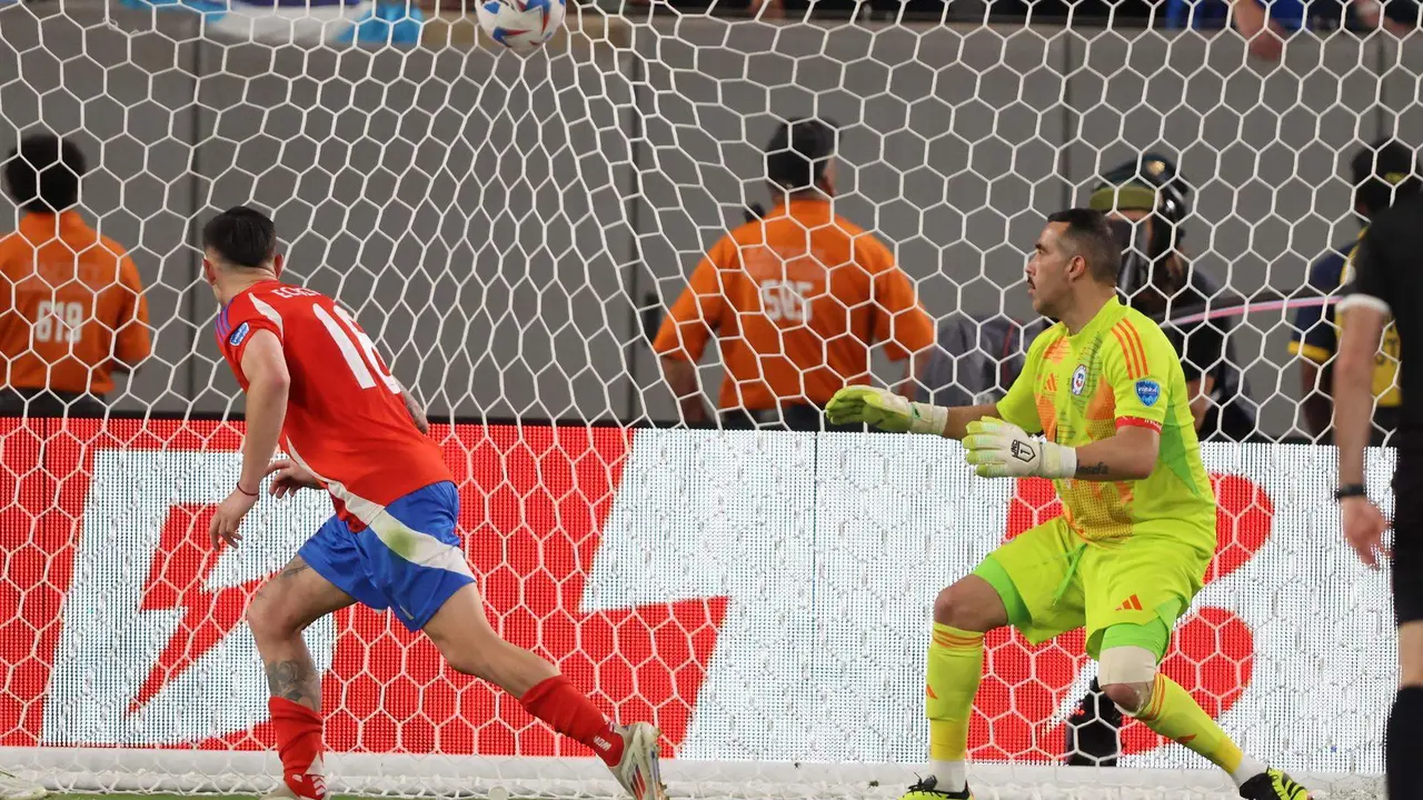 El guardameta chileno Claudio Bravo (d) junto a su compa&ntilde;ero Rodrigo Echeverria (i) en acci&oacute;n en un partido de la Copa Am&eacute;rica 2024. EFE/JUSTIN LANE