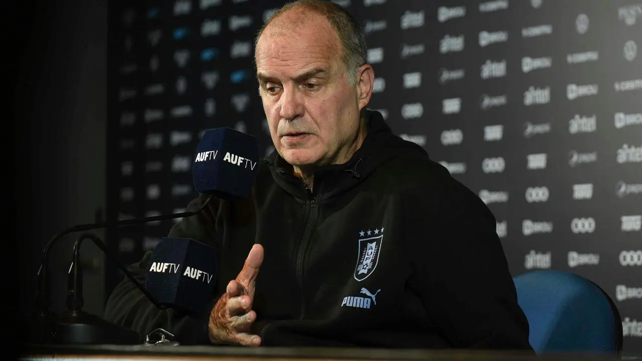 Fotograf&iacute;a de archivo del entrenador de la selecci&oacute;n uruguaya de f&uacute;tbol, Marcelo Bielsa. EFE/ Sof&iacute;a Torres