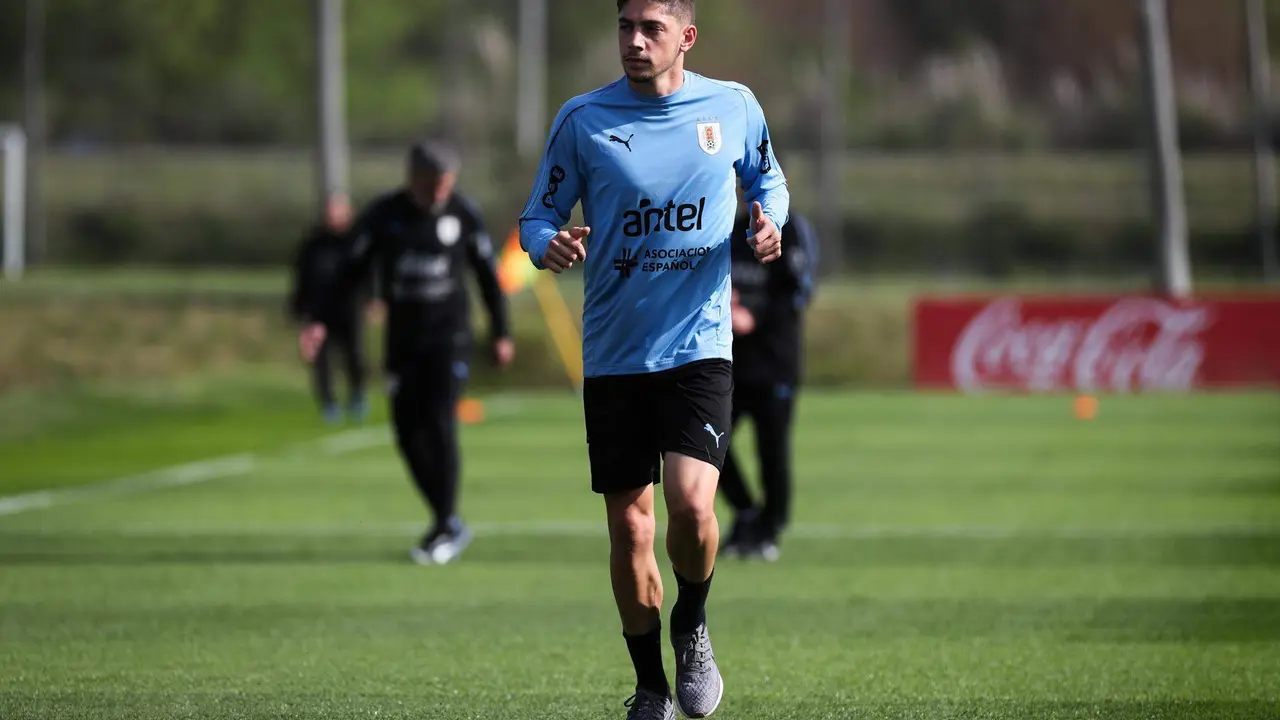 Imagen de archivo del centrocampista Federico Valverde, motor y equilibrio en la selecci&oacute;n de Uruguay, que este jueves busca anticipar su clasificaci&oacute;n a los cuartos de final de la Copa Am&eacute;rica de Estados Unidos a expensas de Bolivia en Rutherford (Nueva Jersey). EFE/Ra&uacute;l Mart&iacute;nez
