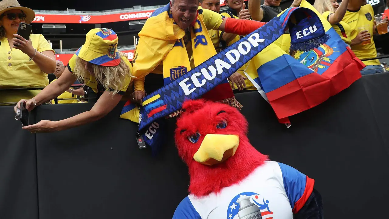Aficionados ecuatorianos ti&ntilde;eron este mi&eacute;rcoles de amarillo gran parte de las 65.00 asientos del Allegiant Stadium de Las Vegas (Nevada) para el crucial partido de la Tri frente a Jamaica de la segunda jornada de la fase de grupos de la Copa Am&eacute;rica. EFE/EPA/CAROLINE BREHMAN