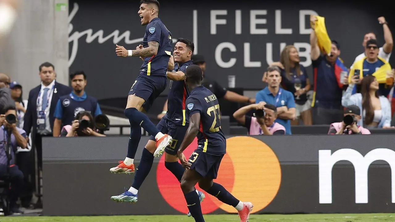 Piero Hincapie (i), defensor de Ecuador, Kendry Paez (C), centrocampista de Ecuador, y Mois&eacute;s Caicedo (d) en la Copa Am&eacute;rica 2024. EFE/EPA/CAROLINE BREHMAN