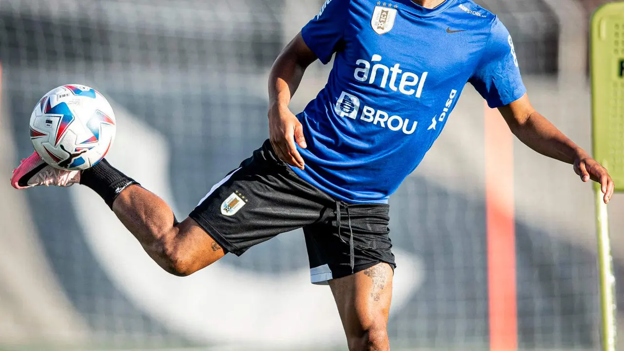 Fotograf&iacute;a provista de la cuenta oficial en X de la Asociaci&oacute;n Uruguaya de F&uacute;tbol (AUF) del jugador Nicol&aacute;s de la Cruz en un entrenamiento en Miami (EE.UU.). EFE/ AUF /Solo uso editorial