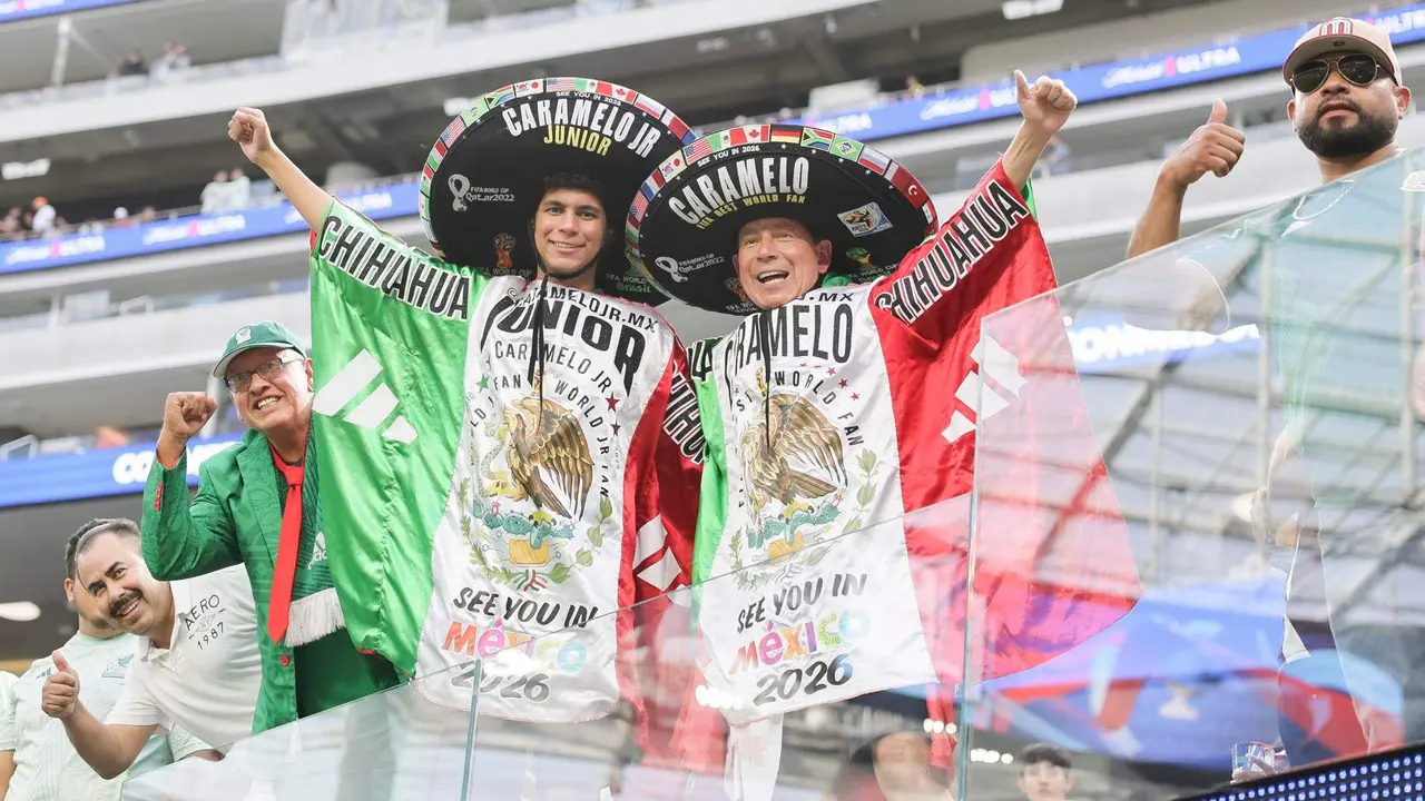 Los partidarios de M&eacute;xico reaccionan en las gradas antes del inicio del partido de f&uacute;tbol del grupo B de la Copa Am&eacute;rica 2024. CENA EFE/EPA/ALLISON