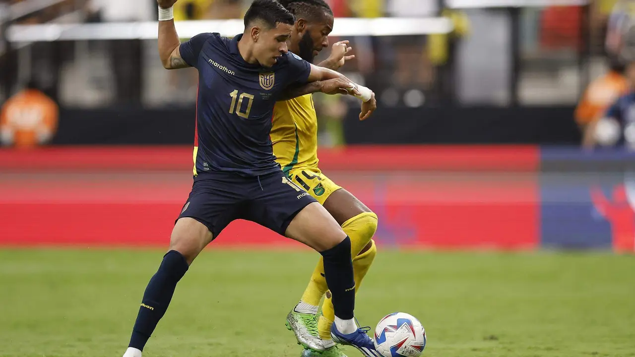 El centrocampista ecuatoriano Kendry P&aacute;ez (i) fue registrado este mi&eacute;rcoles, 26 de junio, al disputar un bal&oacute;n con el volante jamaiquino Kasey Palmer (d), durante un partido del grupo B de la Copa Am&eacute;rica 2024, en el estadio Allegiant de Las Vegas (Nevada, EE.UU.). EFE EFE/Caroline Brehman
