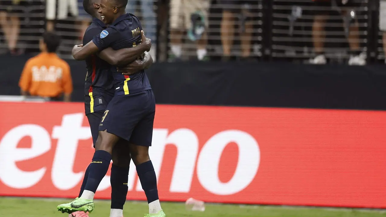 El atacante ecuatoriano Alan Minda (i) fue registrado este mi&eacute;rcoles, 26 de junio, al celebrar un gol que le anot&oacute; a Jamaica, durante un partido del grupo B de la Copa Am&eacute;rica 2024, en el estadio Allegiant de Las Vegas (Nevada, EE.UU.). EFE/Caroline Brehman