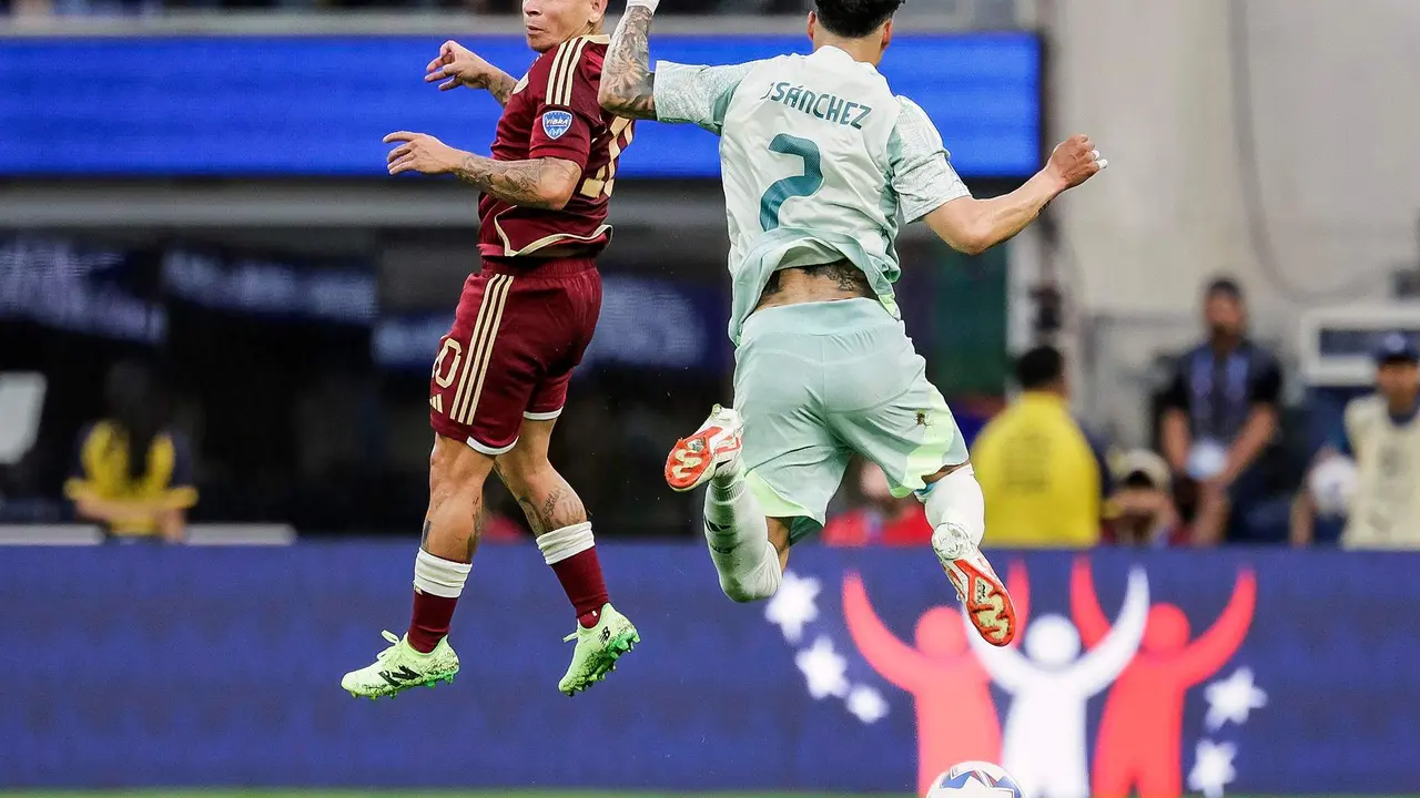 Yeferson Soteldo (i) de Venezuela y Jorge S&aacute;nchez (d) de M&eacute;xico van a encabezar durante el partido de la Copa Am&eacute;rica. CENA EFE/EPA/ALLISON