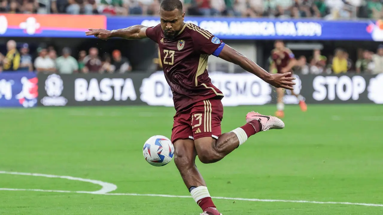 El delantero venezolano Salom&oacute;n Rond&oacute;n fue registrado este mi&eacute;rcoles, 26 de junio, antes de patear un bal&oacute;n, durante un partido del grupo B de la Copa Am&eacute;rica 2024, en el Sofi Stadium de Inglewood (California, EE.UU.). EFE/Allison Dinner