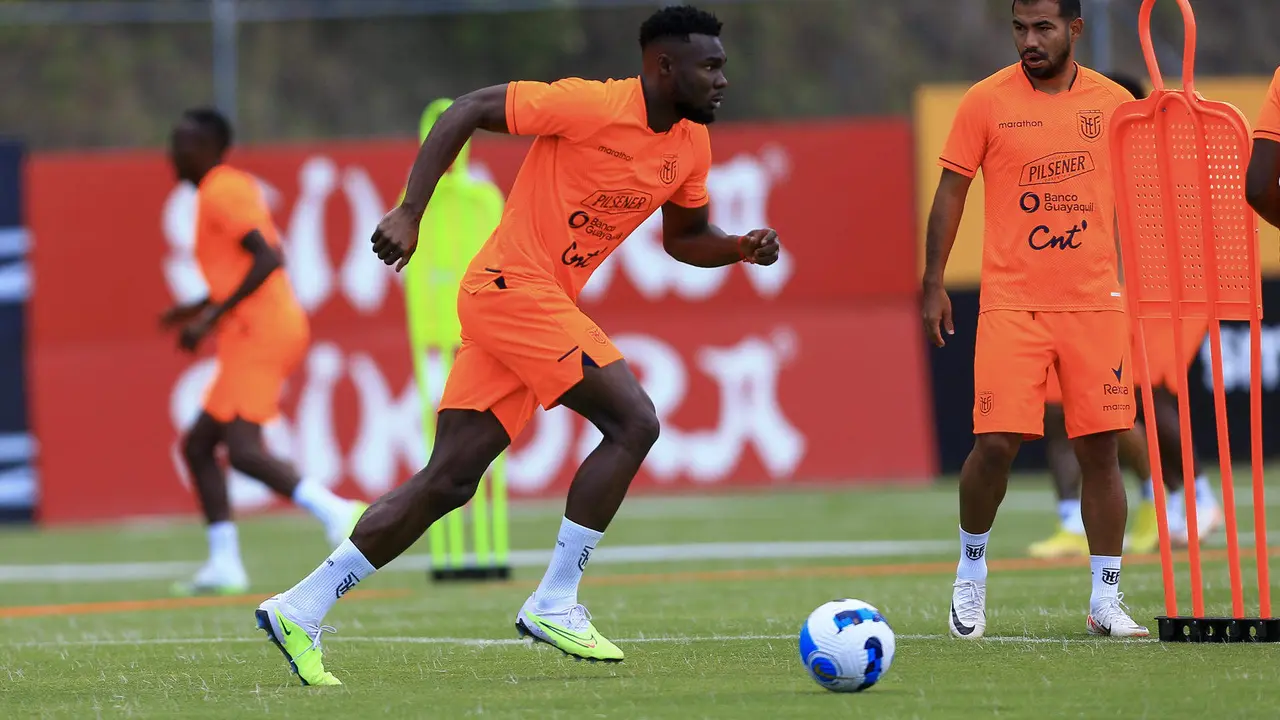 Fotograf&iacute;a de archivo del jugador de la selecci&oacute;n de f&uacute;tbol de Ecuador, Jordy Caicedo (i). EFE/ Julio Estrella