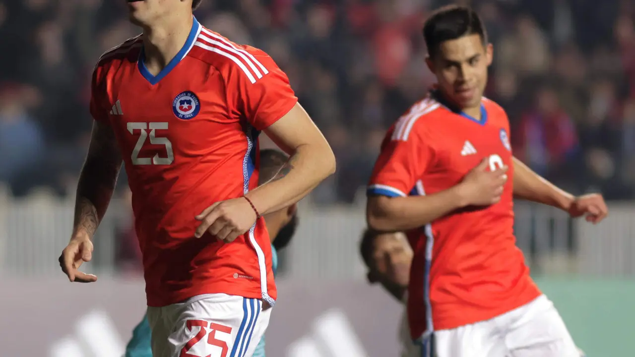 Imagen de archivo del centrocampista chileno Rodrigo Echeverr&iacute;a (i) , quien este jueves transmiti&oacute; un mensaje de optimismo a sus compatriotas sobre la clasificaci&oacute;n de la Roja a los cuartos de final de la Copa Am&eacute;rica de Estados Unidos, un objetivo que depende de derrotar a Canad&aacute; este s&aacute;bado en la ciudad de Orlando. EFE/ Esteban Paredes Drake