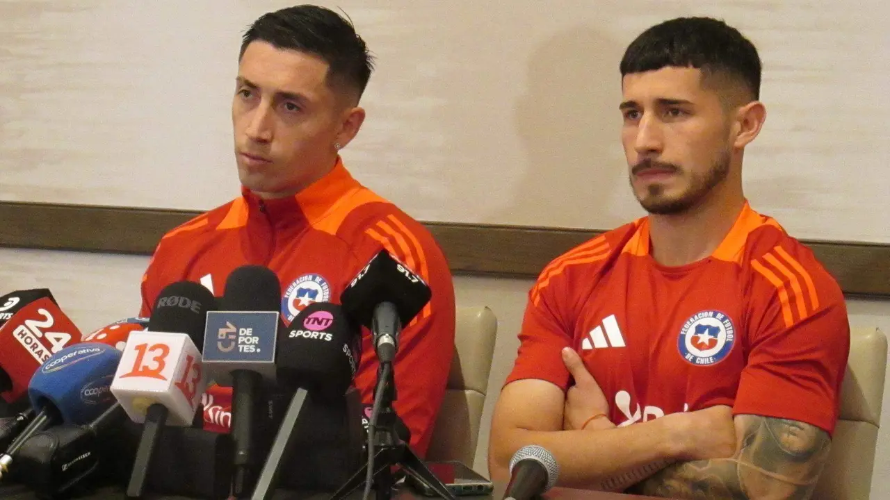 Los futbolistas chilenos Rodrigo Echeverr&iacute;a (i) y Nicol&aacute;s Fern&aacute;ndez fueron registrados este jueves, 27 de junio, durante una rueda de prensa previa al partido con Canad&aacute; v&aacute;lido por el grupo A de la Copa Am&eacute;rica, en Orlando (Florida, EE.UU.). EFE/Gina Baldivieso