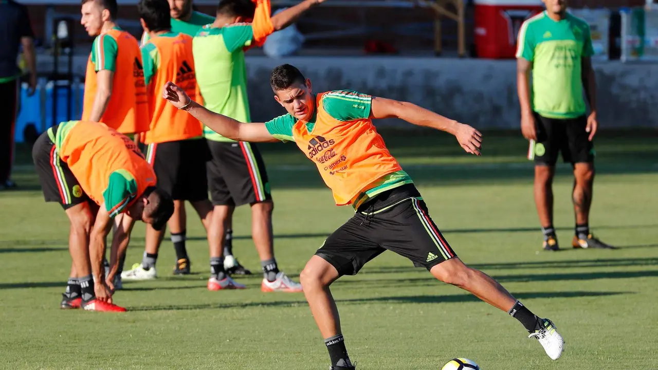 Fotograf&iacute;a de archivo en la que se registr&oacute; al defensor mexicano C&eacute;sar Montes (c), durante un entrenamiento con la selecci&oacute;n de f&uacute;tbol de su pa&iacute;s. EFE/Jos&eacute; M&eacute;ndez
