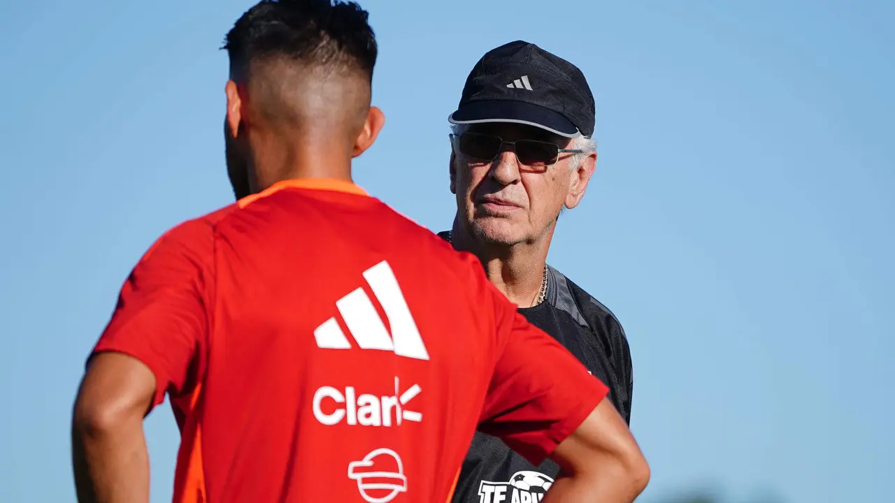 Fotograf&iacute;a cedida por la Federaci&oacute;n Peruana de F&uacute;tbol en la que se registr&oacute; al seleccionador Jorge Fossati, durante un entrenamiento, en Kansas City (Misuri, EE.UU.). EFE/Federaci&oacute;n Peruana de F&uacute;tbol