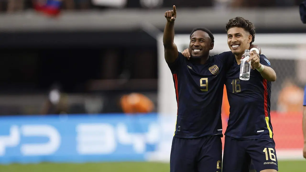 El delantero ecuatoriano John Yeboah (i) y el mediocampista Jeremy Sarmiento (d) en la Copa Am&eacute;rica 2024. EFE/EPA/CAROLINE BREHMAN