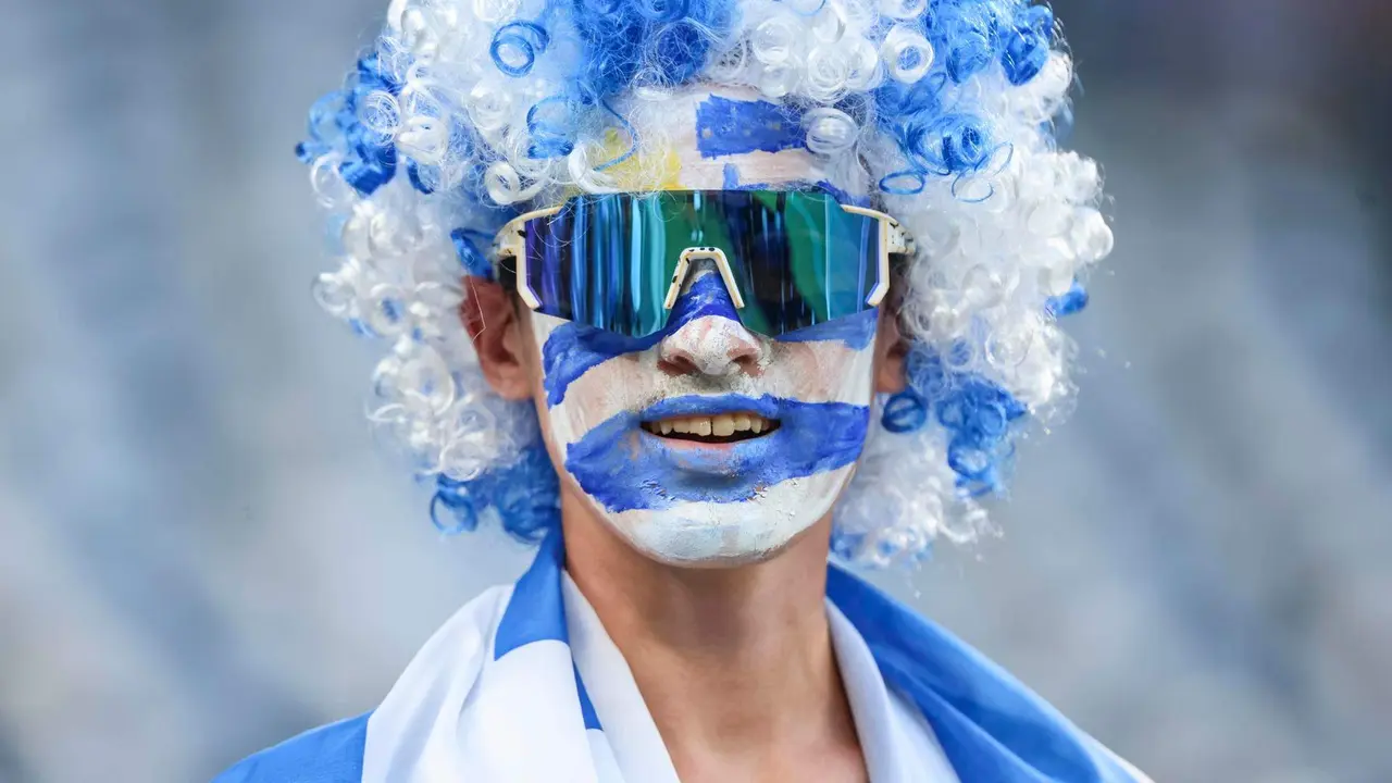 Un aficionado uruguayo, pintado con los colores de la bandera de su pa&iacute;s, fue registrado este jueves, 27 de junio, antes de que la Celeste enfrente a Bolivia en un partido del grupo C de la Copa Am&eacute;rica, en el estadio MetLife de East Rutherford (Nueva Jersey, EE.UU.). EFE/Justin Lane