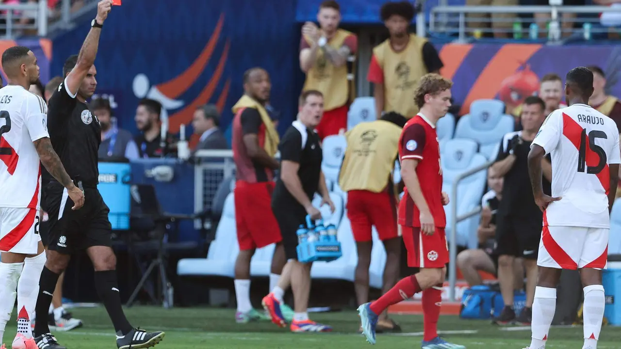 El defensa peruano Miguel Araujo (d) fue registrado este mi&eacute;rcoles, 26 de junio, al momento de ser expulsado por &aacute;rbitro guatemalteco Mario Escobar (2i), quien le muestra una tarjeta roja, durante un partido contra Canad&aacute; valido por el grupo B de la Copa Am&eacute;rica, en el estadio Children's Mercy Park de Kansas City (Misuri, EE.UU.). EFE/William Purnell