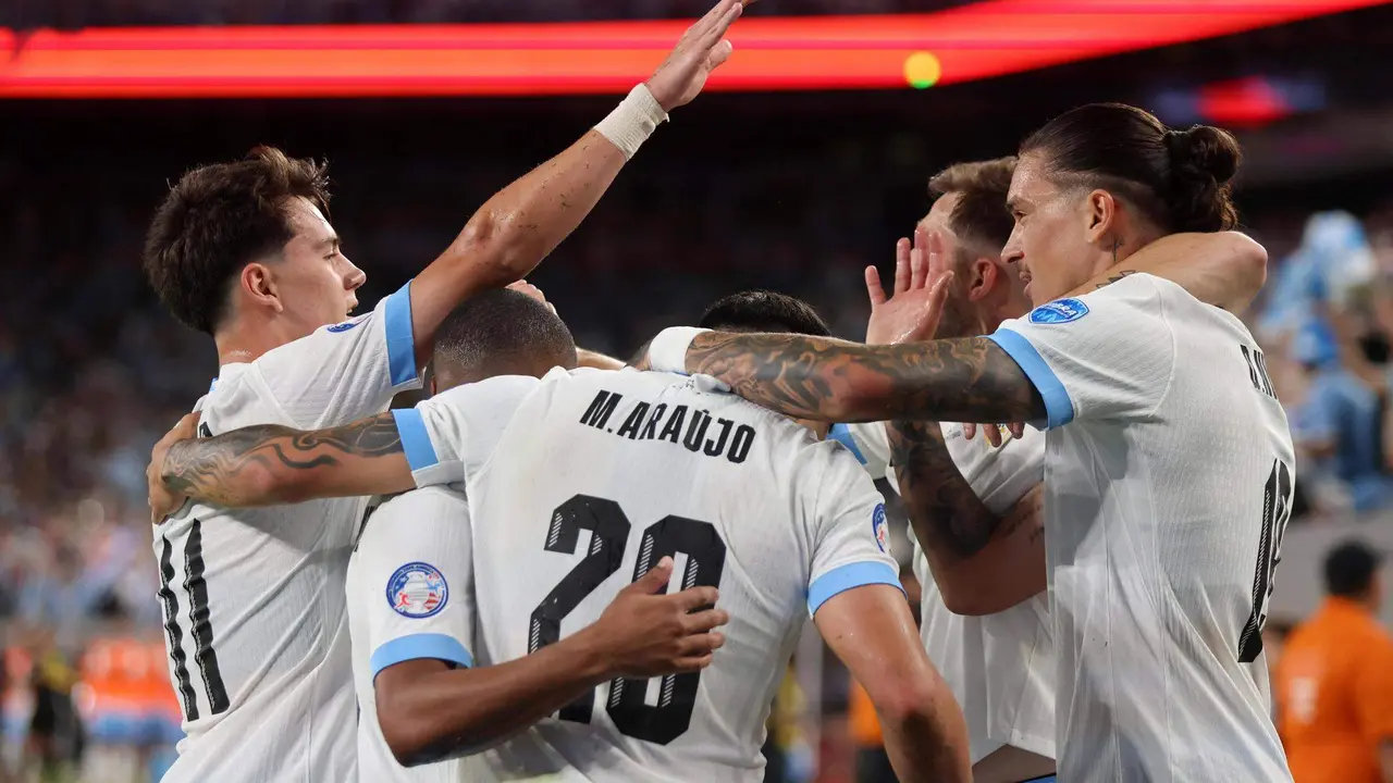 El delantero uruguayo Darwin N&uacute;&ntilde;ez (d) celebra su gol con sus compa&ntilde;eros de equipo durante la Copa Am&eacute;rica 2024. EFE/EPA/JUSTIN LANE