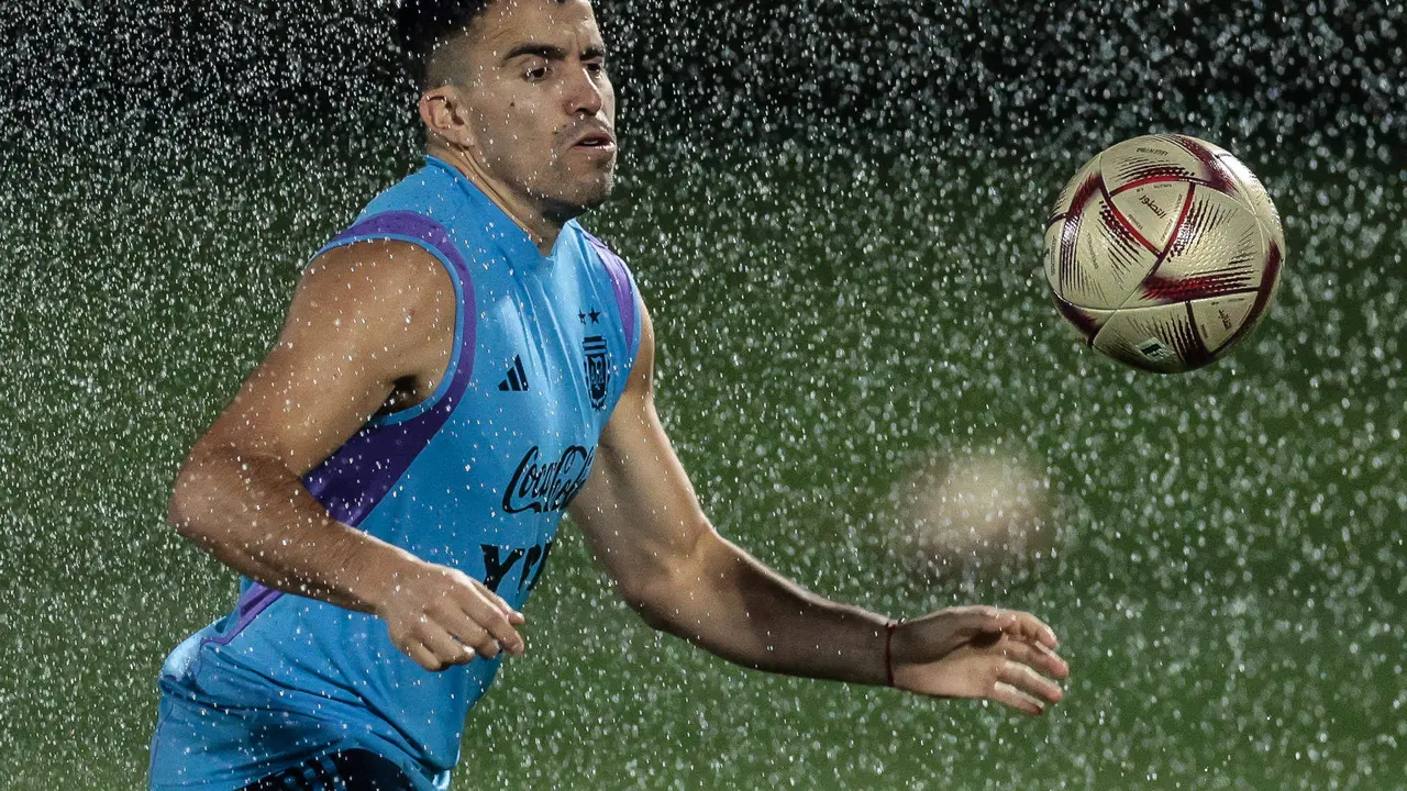 Fotograf&iacute;a de archivo en la que se registr&oacute; al defensa argentino Marcos Acu&ntilde;a, durante un entrenamiento de la selecci&oacute;n de f&uacute;tbol de su pa&iacute;s. EFE/Juan Ignacio Roncoroni