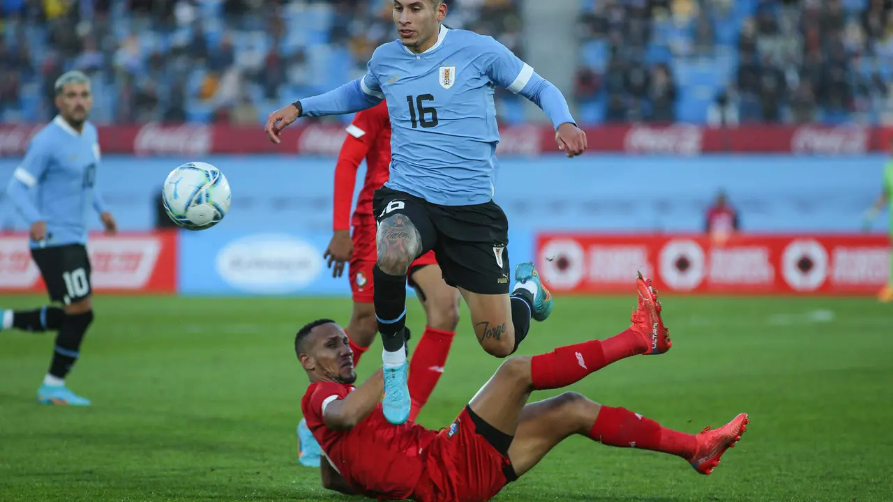 Fotograf&iacute;a de archivo en la que se registro al centrocampista uruguayo Math&iacute;as Olivera (arriba), durante un partido amistoso contra Panam&aacute;, en el estadio Centenario de Montevideo (Uruguay). EFE/Gast&oacute;n Britos