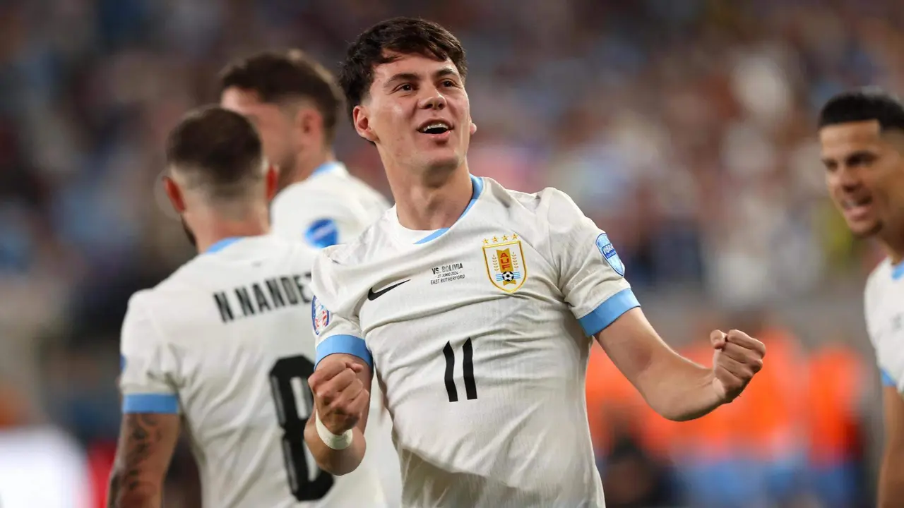 El extremo uruguayo Facundo Pellistri fue registrado este jueves, 27 de junio, al celebrar un gol que le anot&oacute; a Bolivia, durante un partido del grupo C de la Copa Am&eacute;rica, en el estadio MetLife de East Rutherford (Nueva Jersey, EE.UU.). EFE/Justin Lane