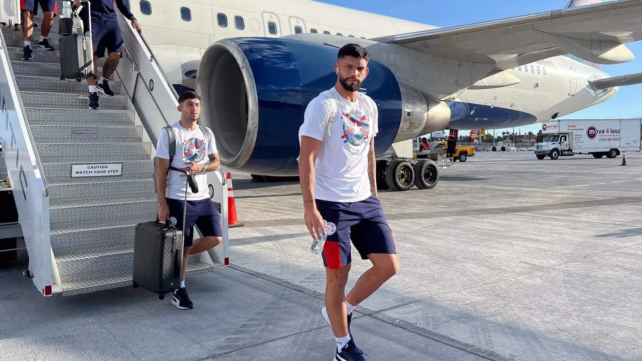 Fotograf&iacute;a cedida por la Asociaci&oacute;n Paraguaya de F&uacute;tbol en la que se registr&oacute; a jugadores de la selecci&oacute;n paraguaya a su llegada a Las Vegas (Nevada, EE.UU.), donde se enfrentar&aacute;n a Brasil en partido v&aacute;lido por el grupo D de la Copa Am&eacute;rica 2024. EFE/Asociaci&oacute;n Paraguaya de F&uacute;tbol
