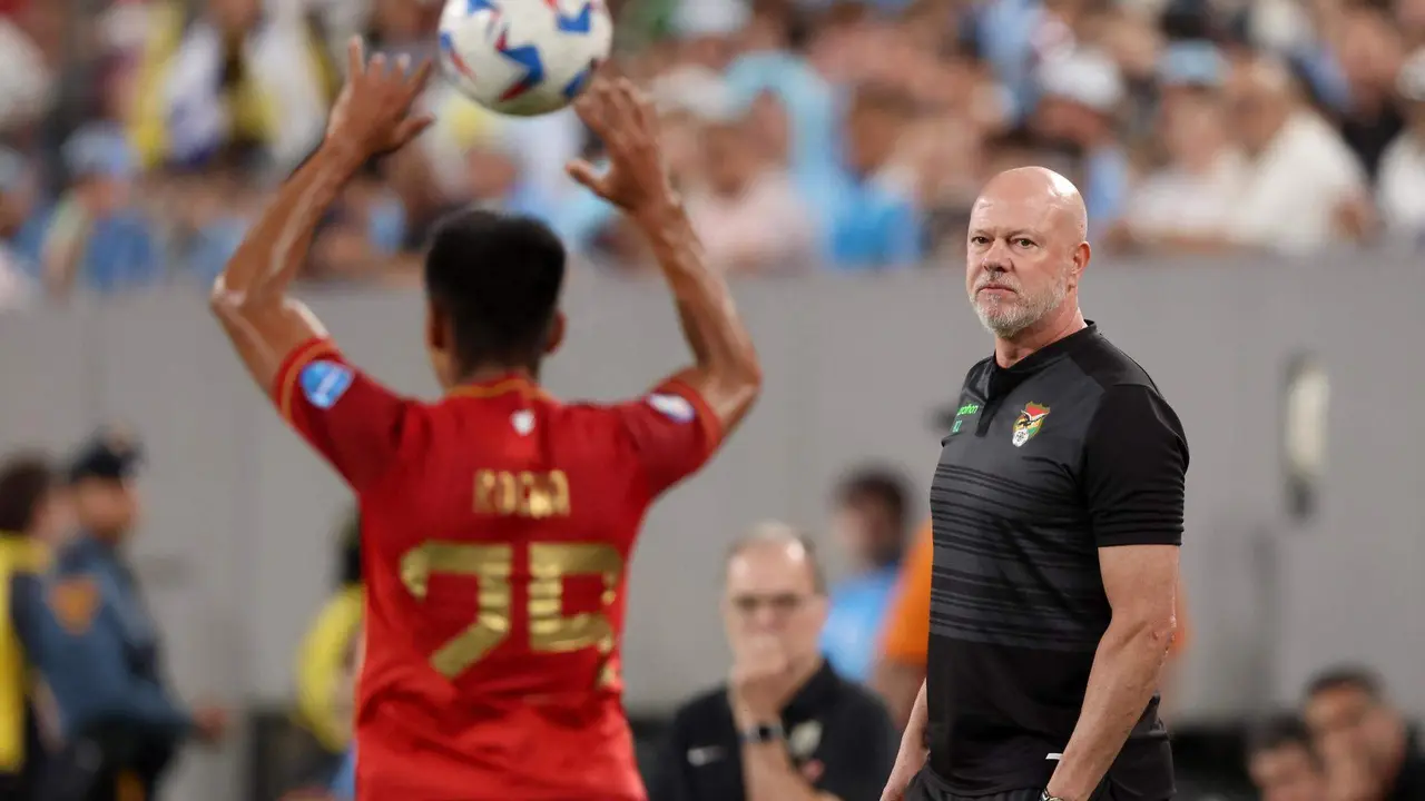 El seleccionador de Bolivia, Antonio Carlos Zago (d), fue registrado este jueves, 27 de junio, durante un partido contra Uruguay v&aacute;lido por el grupo C de la Copa Am&eacute;rica, en el estadio MetLife de East Rutherford (Nueva Jersey, EE.UU.). EFE/Justin Lane