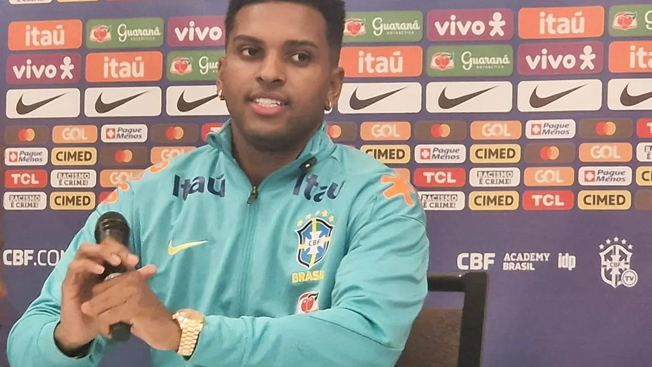 Rodrygo Goes, delantero del Real Madrid y la selecci&oacute;n brasile&ntilde;a de f&uacute;tbol, fue registrado el pasado 22 de junio durante una rueda de prensa con la Canarinha, en Los &Aacute;ngeles (California, EE.UU.). EFE/Carlos Meneses