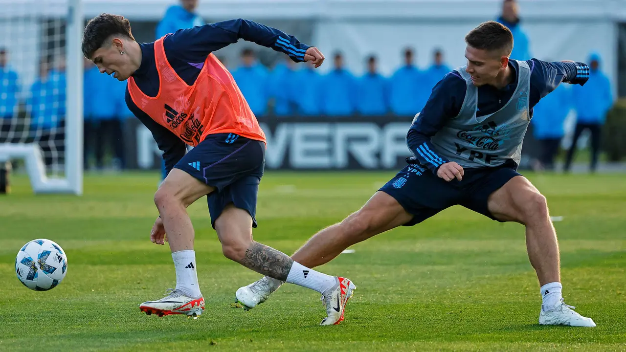 Fotograf&iacute;a de archivo de los jugadores argentinos Alejandro Garnacho (i) y Juan Marcos Foyth durante un entrenamiento de la selecci&oacute;n argentina. EFE/ Juan Ignacio Roncoroni