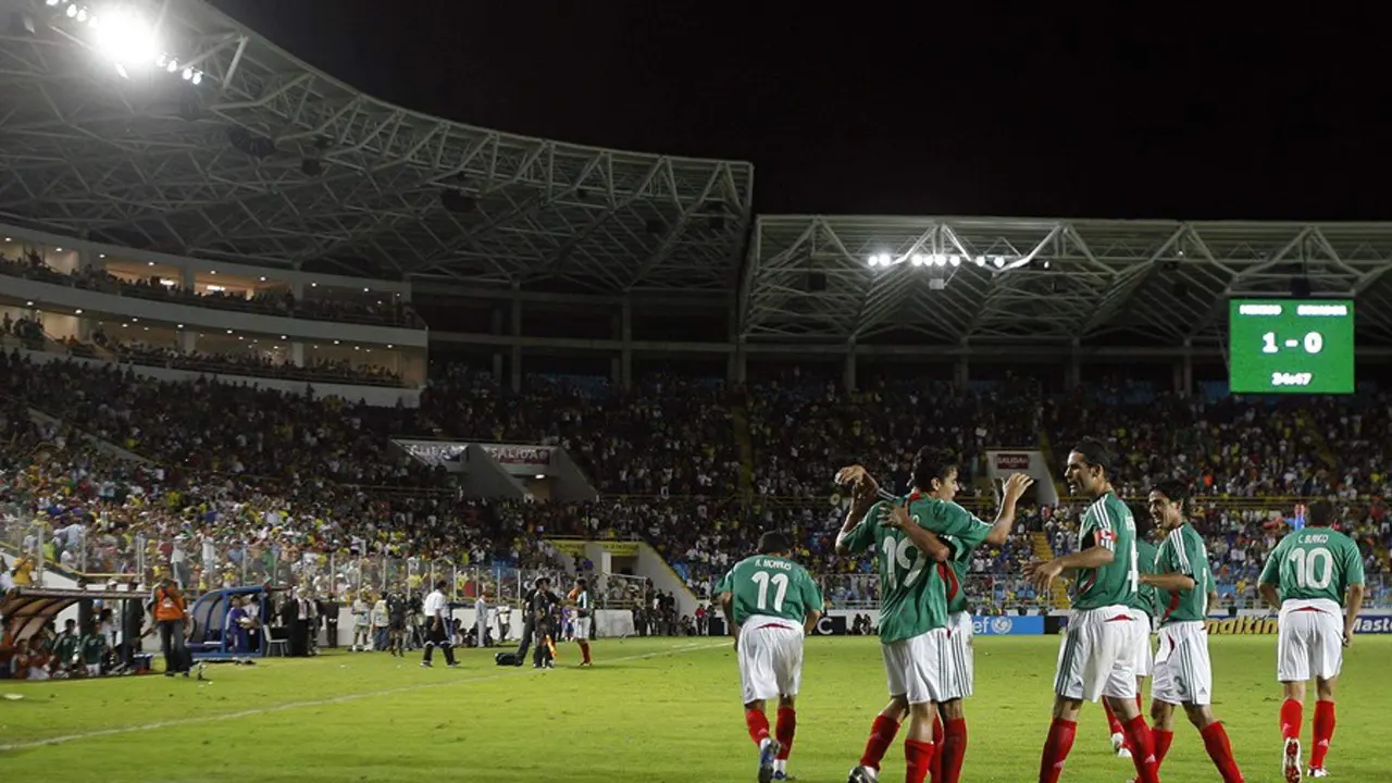 Fotograf&iacute;a de archivo, tomada el 1 de julio de 2007, en la que se registr&oacute; a jugadores de la selecci&oacute;n mexicana de f&uacute;tbol al celebrar un gol que el delantero &Oacute;mar Bravo le anot&oacute; a Ecuador, durante un partido de la fase de grupos de la Copa Am&eacute;rica de ese a&ntilde;o, en estadio Monumental de Matur&iacute;n (Venezuela). EFE/Marcos Delgado