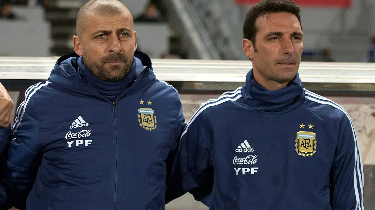 Imagen de archivo del seleccionador argentino, Lionel Scaloni (d), y de su asistente Walter Samuel, quien este s&aacute;bado ocupar&aacute; el ronde conductor de la Albiceleste en su partido de la Copa Am&eacute;rica de Estados Unidos contra Per&uacute; en Miami. EFE/ Jalal Morchidi