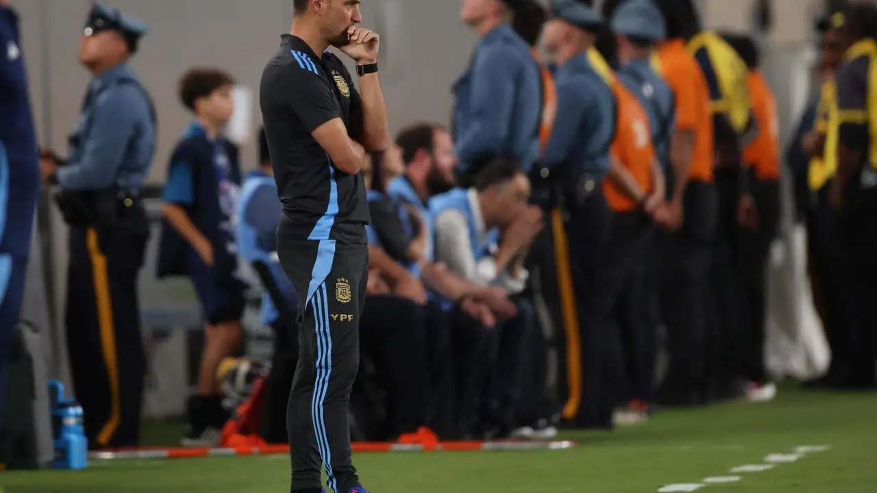 El seleccionador de Argentina, Lionel Scaloni (4-i), fue registrado el pasado 25 de junio al observar el partido de sus dirigidos contra Chile, v&aacute;lido por el grupo A de la Copa Am&eacute;rica 2024, en el estadio MetLife de East Rutherford (Nueva Jersey, EE.UU.). EFE/Justin Lane
