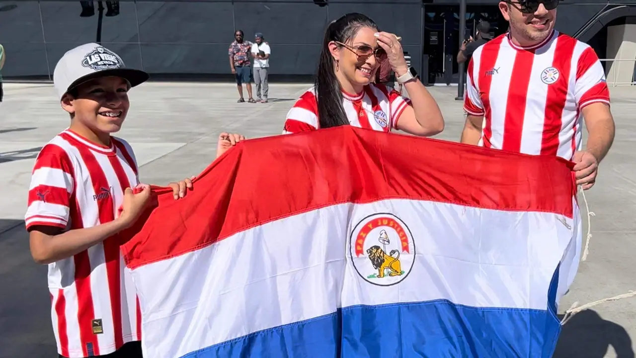 Aficionados de la selecci&oacute;n paraguaya de f&uacute;tbol animan en la previa del partido ante Brasil de la Copa Am&eacute;rica 2024. EFE/ Andrea Montolivo