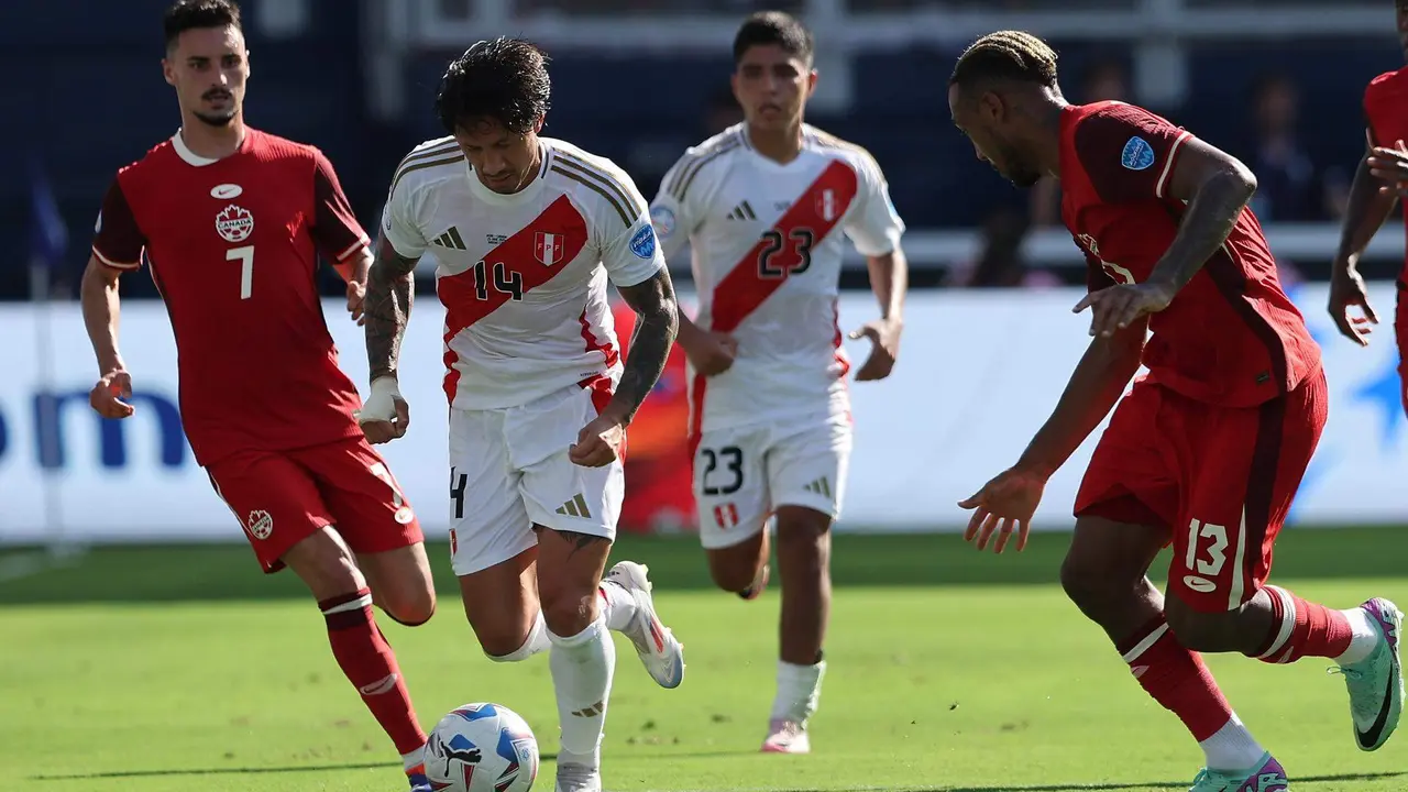 El centrocampista canadiense Stephen Eustaquio (i) fue registrado el pasado 25 de junio al disputar un bal&oacute;n con el atacante peruano Gianluca Lapadula (c), durante un partido del grupo A de la Copa Am&eacute;rica, en el estadio Children's Mercy Park de Kansas City (Misuri, EE.UU.). EFE/William Purnell