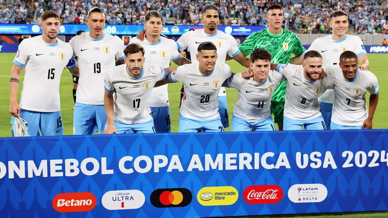 El equipo titular de Uruguay que este jueves, 27 de junio, se impuso por goleda 5-0 a Bolivia fue registrado antes de un partido de la segunda fecha del grupo C de la Copa Am&eacute;rica, en el estadio MetLife de East Rutherford (Nueva, Jersey, EE.UU.). EFE/Justin Lane