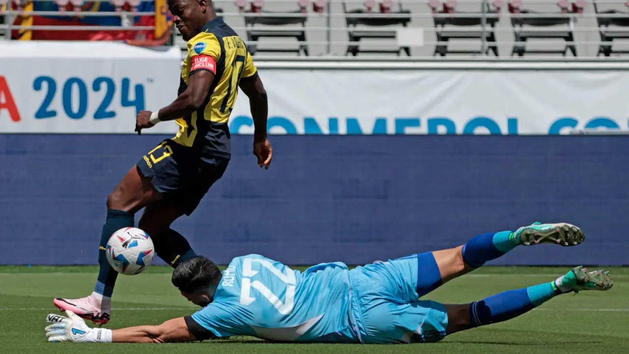 El delantero ecuatoriano Enner Valencia (i) en acci&oacute;n ante el guardameta venezolano Rafael Romo durante un partido de la Copa Am&eacute;rica EE.UU. 2024. EFE/JOHN G. MABANGLO