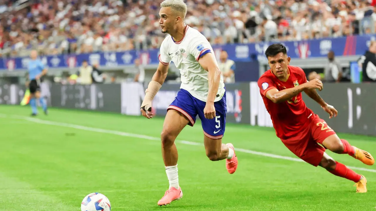 El defensor estadounidense Antonee Robinson (c) fue registrado el pasado 23 de junio al superar la marca del centrocampista boliviano H&eacute;ctor Cuellar (d), durante un partido del grupo C de la Copa Am&eacute;rica 2024, en el estadio AT&Tde Arlington (Texas,EE.UU.). EFE/Kevin Jairaj