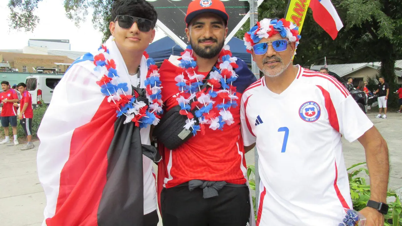Aficionados de la selecci&oacute;n chilena de f&uacute;tbol fueron registrados este s&aacute;bado, 29 de junio, durante la previa al partido contra Canad&aacute;, v&aacute;lido por el grupo A de la Copa Am&eacute;rica 2024, en Orlando (Florida, EE.UU.). EFE/Gina Baldivieso