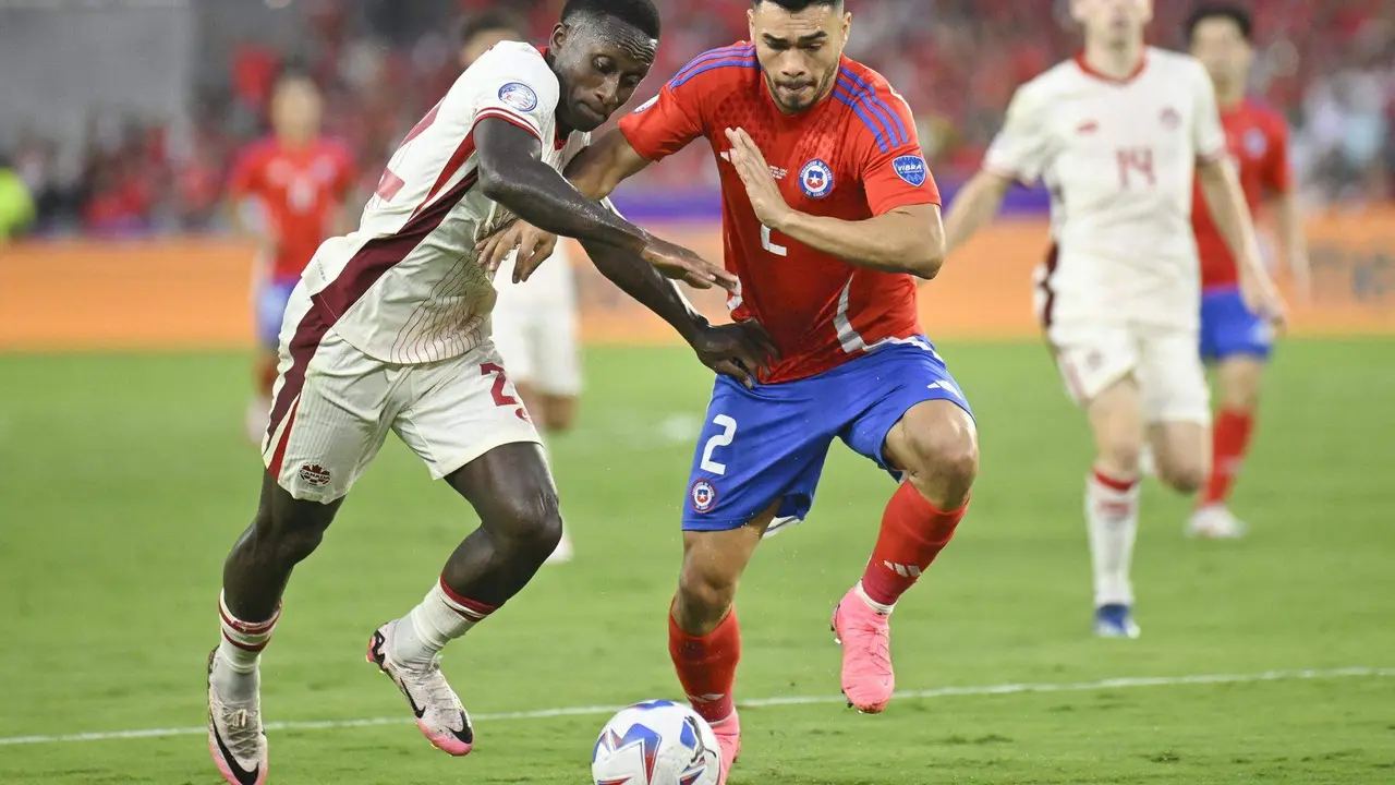 El delantero canadiense Richie Laryea (i) fue registrado este s&aacute;bado, 29 de junio, al disputar un bal&oacute;n con el defensor chileno Gabriel Suazo (c), durante el partido de cierre del grupo A de la Copa Am&eacute;rica 2024, en el estadio Inter&Co de Orlando (Florida, EE.UU). EFE/Miguel Rodr&iacute;guez