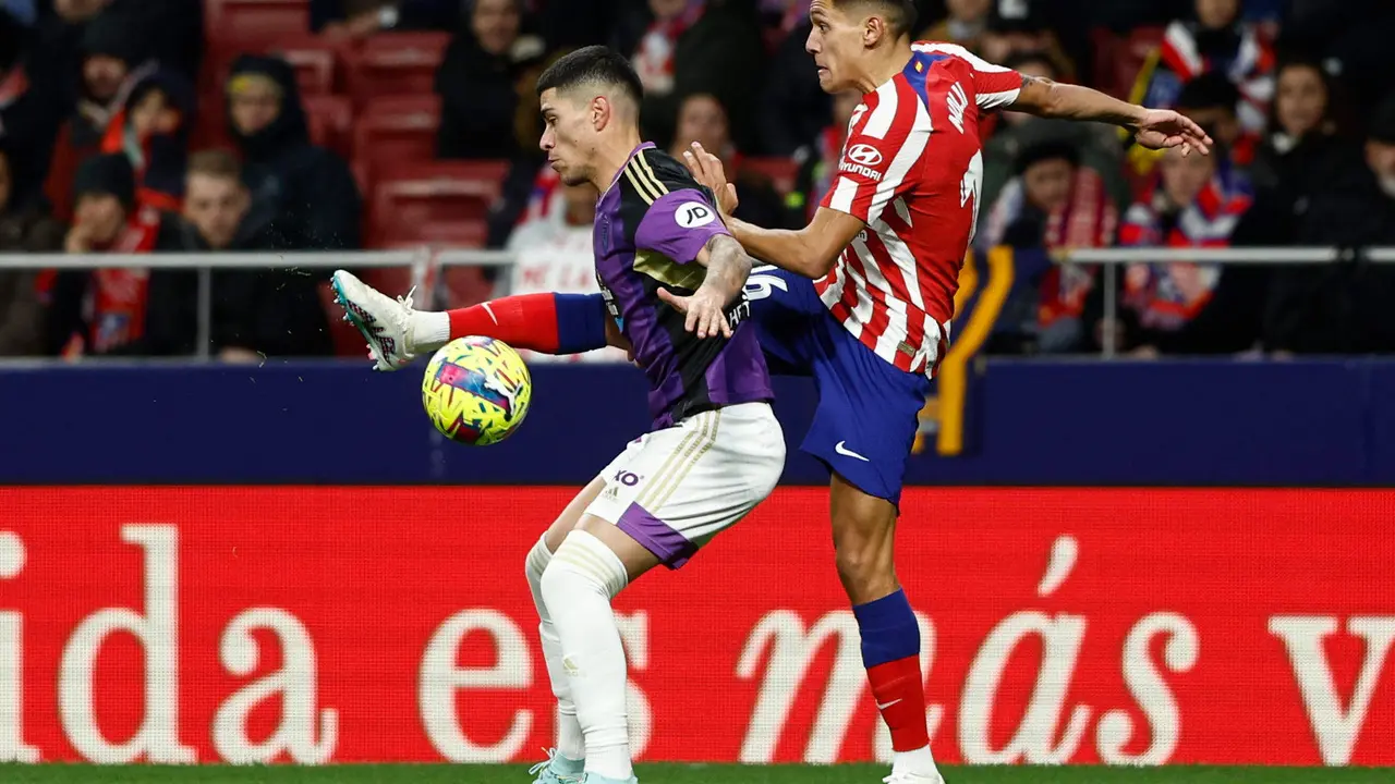 imagen de archivo del defensa uruguayo Lucas Olaza (i). EFE/ Rodrigo Jim&eacute;nez