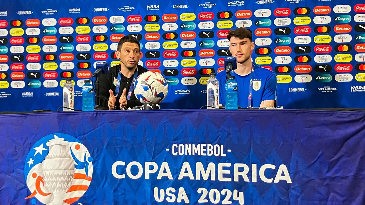 El ayudante t&eacute;cnico de la selecci&oacute;n de Uruguay, el chileno Diego Reyes (i), y el jugador Franco Israel, comparecieron a un encuentro con la prensa para hablar del partido con la selecci&oacute;n anfitriona de la Copa Am&eacute;rica que cierra la actividad en grupo C de la Copa Am&eacute;rica en Kansas City (Misuri). EFE/ Albert Traver M&Aacute;XIMA CALIDAD DISPONIBLE