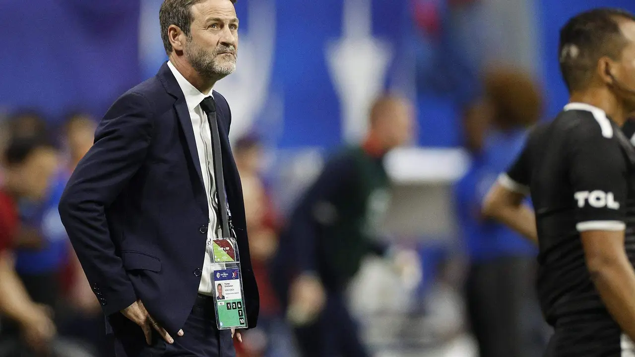 El seleccionador del equipo nacional masculino de f&uacute;tbol de Panam&aacute;, Thomas Christiansen (i), fue registrado el pasado 27 de junio, durante un partido contra Estados Unidos v&aacute;lido por el grupo C de la Copa Am&eacute;rica 2024, en el estadio Mercedes Benz de Atlanta (Georgia, EE.UU.). EFE/Erik S. Lesser