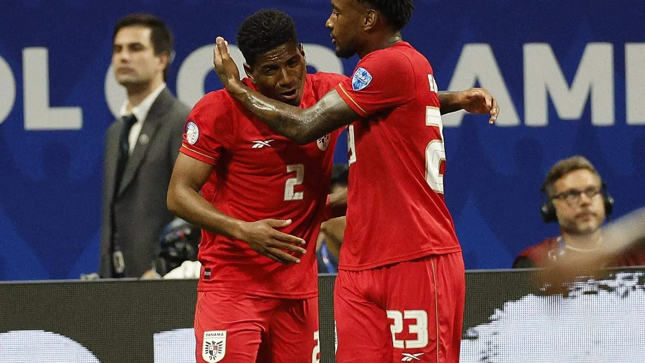 El defensa paname&ntilde;o Michael Amir Murillo (d) fue registrado el pasado 27 de junio al felicitar a su compa&ntilde;ero C&eacute;sar Blackman, luego de que este &uacute;ltimo le anotara un gol a Estados Unidos, durante un partido del grupo C de la Copa Am&eacute;rica 2024, en el estadio Mercedes Benz de Atlanta (Georgia, EE.UU.). EFE/Erik S. Lesser