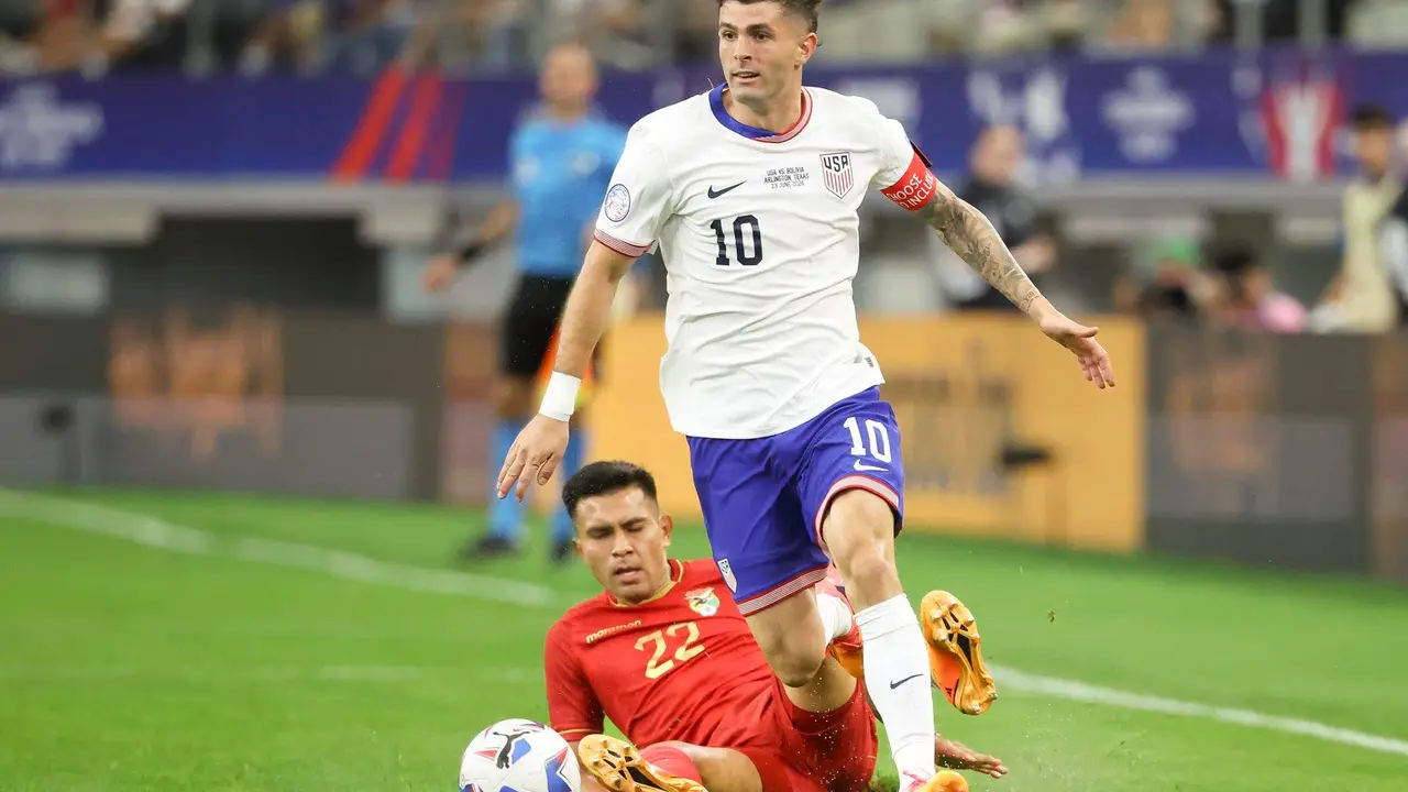 Imagen de archivo del capit&aacute;n de la selecci&oacute;n de Esados Unidos, Christian Pulisic (c), quien conf&iacute;a en que su equipo ofrezca este lunes en Kansas City un partido s&oacute;lido ante Uruguay para sellar la clasificaci&oacute;n a los cuartos de final de la Copa Am&eacute;rica. EFE/EPA/Kevin Jairaj