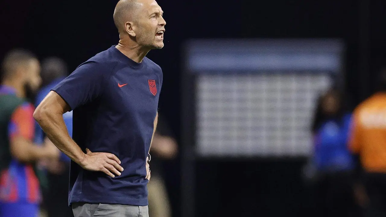 Fotograf&iacute;a de archivo del seleccionador de Estados Unidos, Gregg Berhalter, quien este domingo analiz&oacute; los riesgos de equipo en el partido del lunes con Uruguay que decidir&aacute; su clasificaci&oacute;n o no a los cuartos de final de la Copa Am&eacute;rica en Kansas CiTY. EFE/EPA/Erik S. Lesser