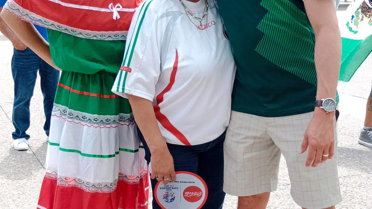 Hinchas de M&eacute;xico posan en una fila para ingresar al partido de Copa Am&eacute;rica 2024. EFE/ Claudia Aguilar