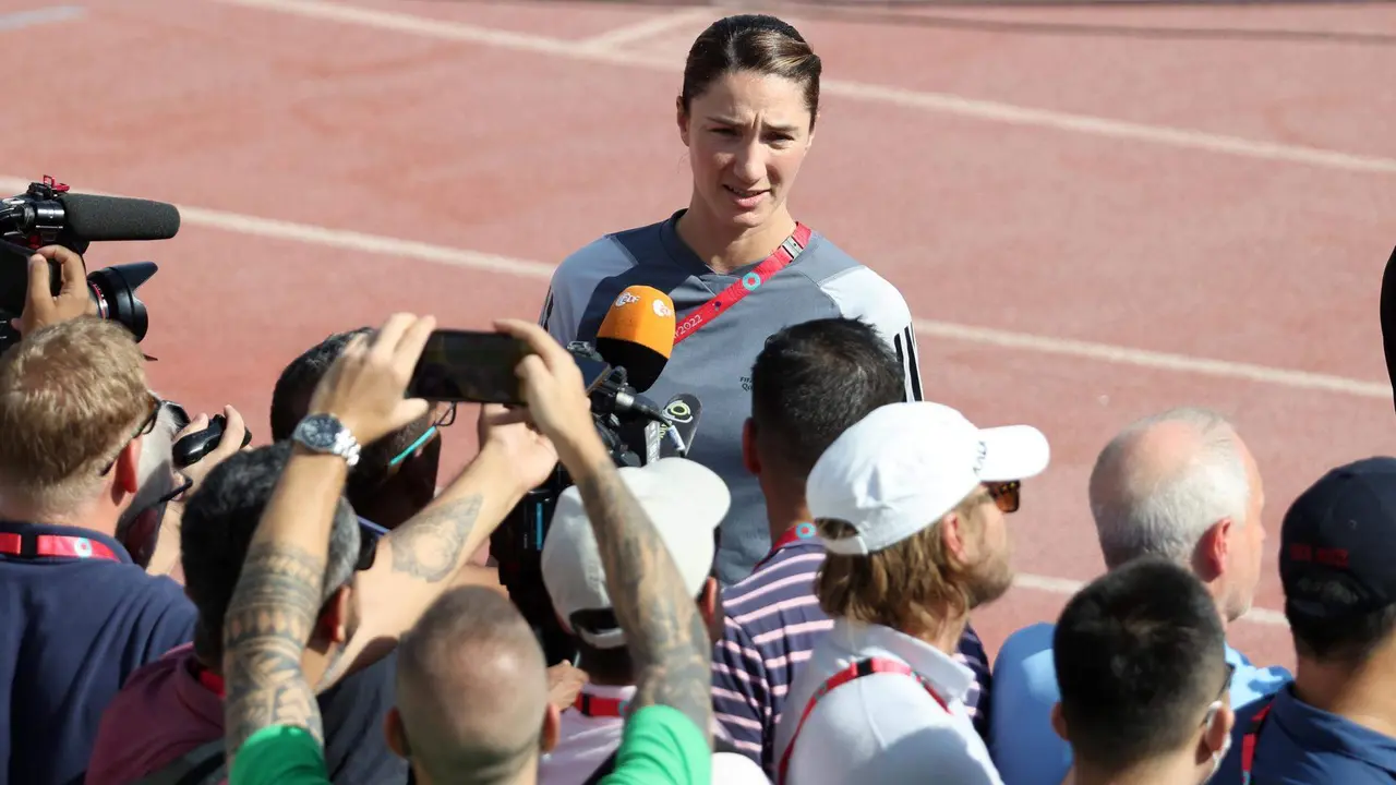 Fotograf&iacute;a de archivo en la que se registr&oacute; a la arbitra estadounidense Kathryn Nesbitt, quien act&uacute;o este domingo, 30 de junio, como quinta jueza en el partido de M&eacute;xico y Ecuador v&aacute;lido por el Grupo B de la Copa Am&eacute;rica 2024. EFE/Aabedin Taherkenare