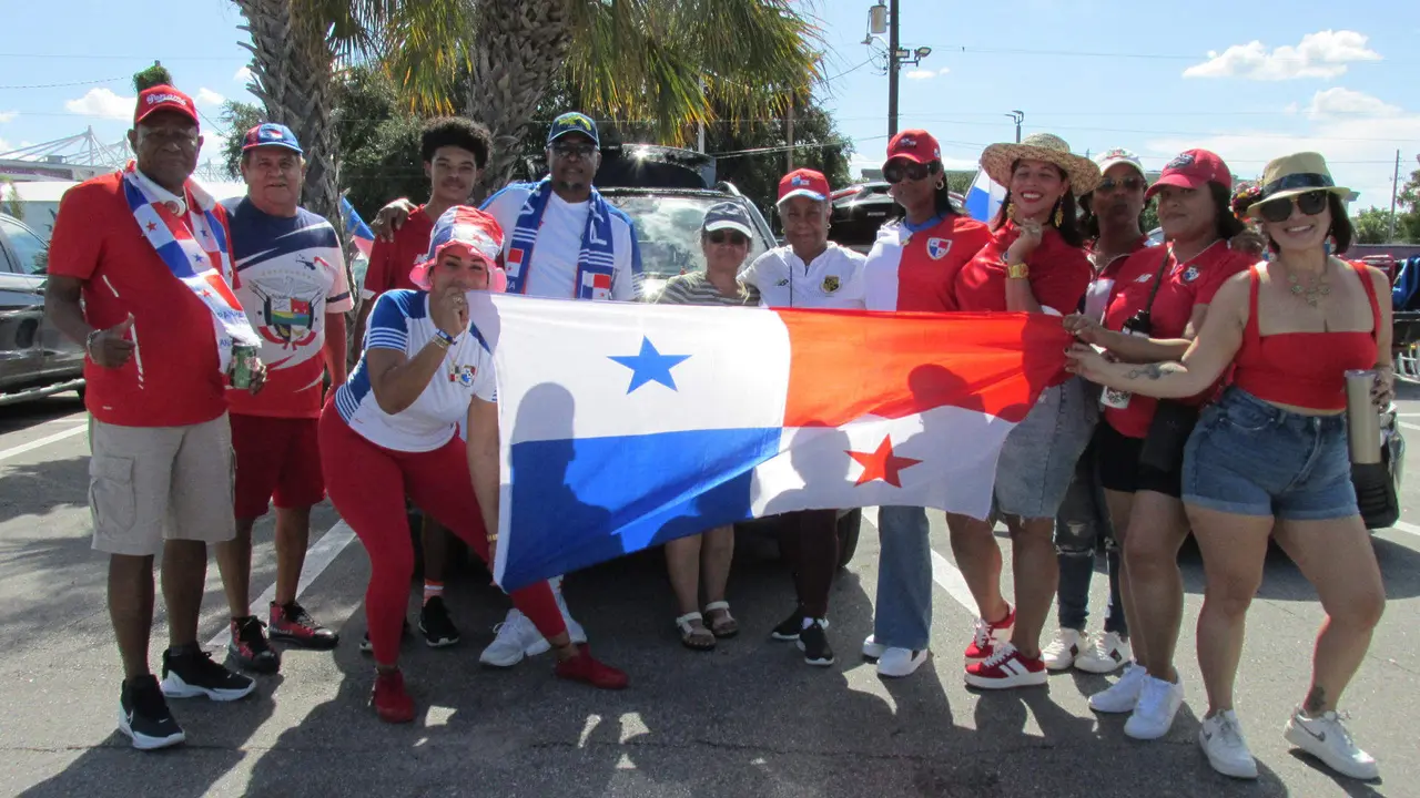 Hinchas de Panam&aacute; desaf&iacute;an al soy y el calor en Orlando para observar el partido decisivo frente a Bolivia con la esperanza de obtener este lunes, en el Inter&Co Stadium un cupo en los cuartos de final de la Copa Am&eacute;rica de Estados Unidos. EFE/ Gina Baldivieso