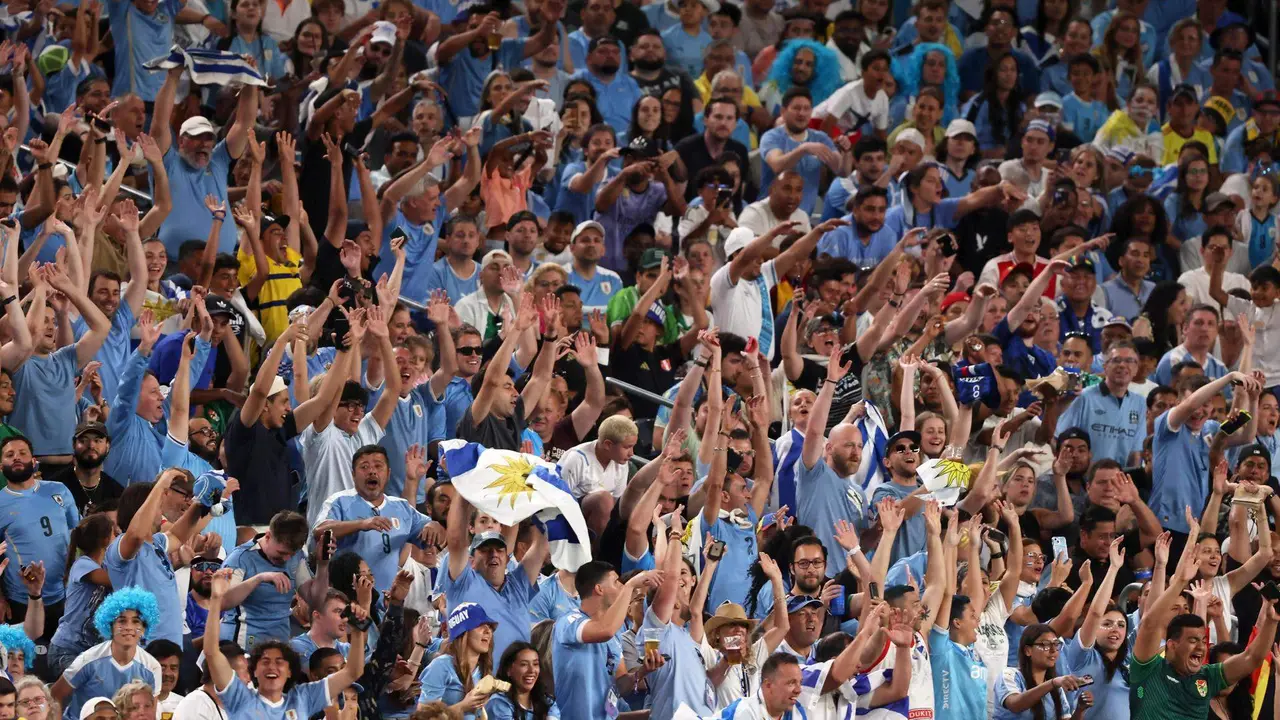 Aficionados uruguayos fueron registrados el pasado 27 de junio, durante el partido contra Bolivia v&aacute;lido por el grupo D de la Copa Am&eacute;rica, en el estadio MetLife de East Rutherford (Nueva Jersey, EE.UU.). EFE/Justin Lane